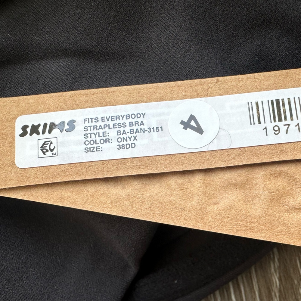 SKIMS Fits Everybody Strapless Bra Black 38DD NWT - Picture 3 of 4